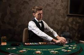 Pemain bergabung dengan meja Texas Poker di ketupat123 melalui aplikasi mobile dan desktop